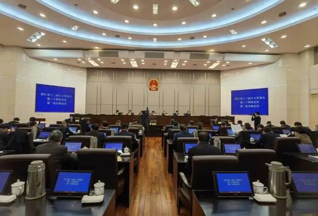 浙江省十三届人大常委会举行第三十四次会议 为即将召开的省人代会作准备