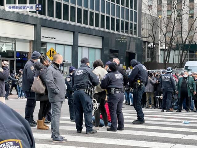 美国纽约数百人游行抗议租客驱逐禁令到期 多人被捕