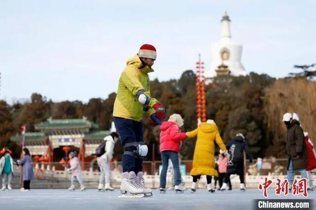 资料图。图为游客在北京北海公园冰场滑冰。中新社记者富田摄