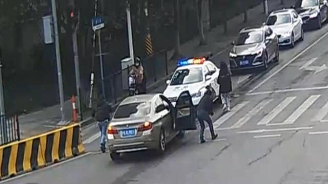 断指男子家人寻求民警帮助送医本文图片均来自浦东公安