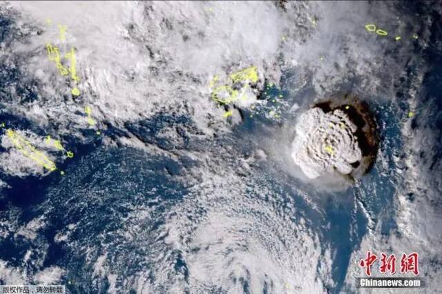 图为日本气象卫星“Himawari-8”所拍摄的汤加火山喷发景象。