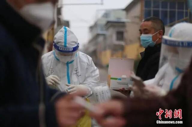 资料图：医务人员在河南省禹州市韩城街道办事处西街社区上门开展核酸检测。中新社发李麦囤摄