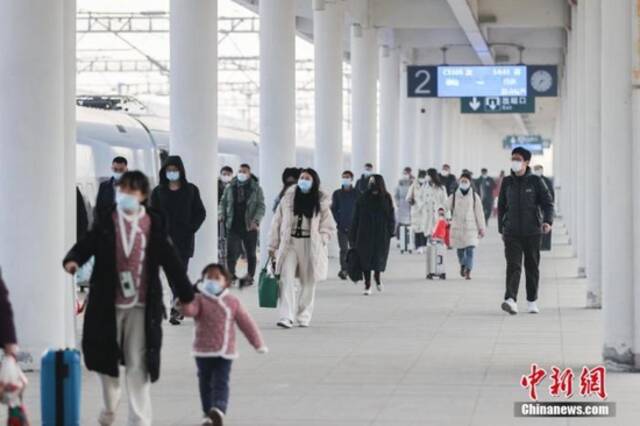 资料图：旅客在江苏连云港市赣榆火车站进站乘车。中新社发司伟摄图片来源：CNSPHOTO