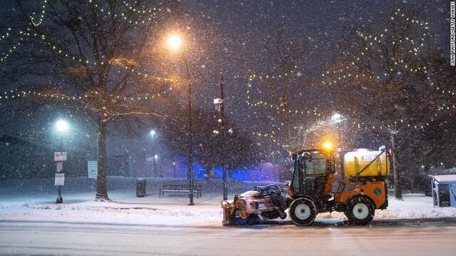 16日，一名扫雪车司机在清扫南卡罗来纳州格林维尔主干道上的积雪（图源：外媒）