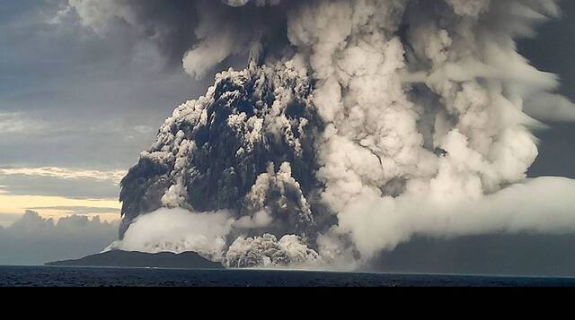 海底火山喷发后的汤加：有民众称在火山灰笼罩下恍如“月表”