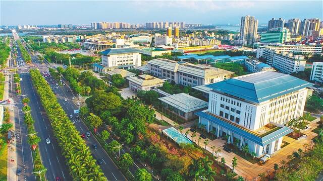 近日，航拍竣工后的海南省图书馆二期项目。该项目主要建设书库、少儿活动中心、多功能厅等，目前已完成室内硬装，计划下个月底交付使用，届时将进一步满足市民群众的文化需求。海南日报记者 张茂 摄