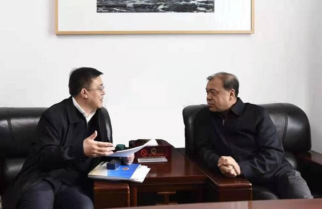 朱玉走访省人大常委会党组副书记、副主任马青林(右)
