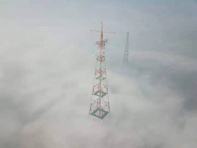 世界最高输电铁塔顺利封顶