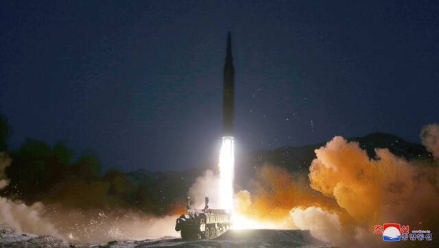 朝鲜夜间试射高超声速导弹。