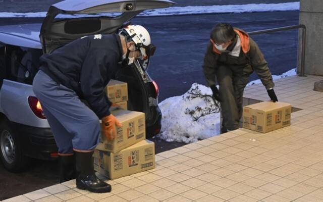 当地时间1月16日，日本岩手县久慈市，救援部门准备应急物资。图/IC photo