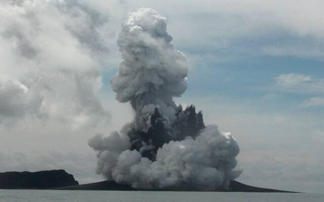 当地时间2015年1月15日，汤加，洪阿哈阿帕伊岛火山喷发时的情景。图/IC photo