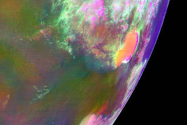 图。 FY-4B汤加红阿哈阿帕伊岛火山爆发多通道气团彩色合成图（2022年01月15日20：30汤加时）