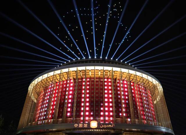 这是1月10日在阿拉伯联合酋长国迪拜世博会拍摄的中国国家馆日灯光秀。新华社记者王东震摄