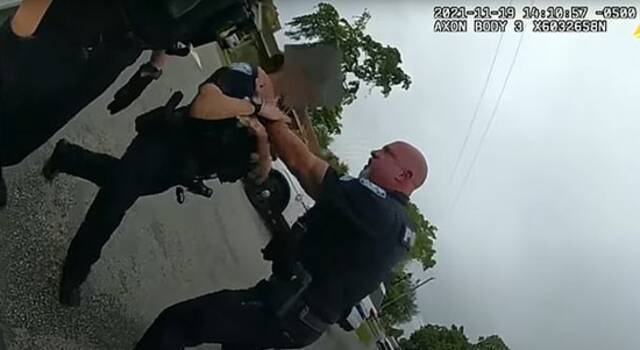 美警执法越界被同事阻拦：转身掐住女警喉咙 推撞在警车上