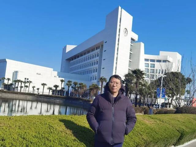 26年如一日，他是奋斗在上大的“全国高校图书馆榜样馆员”