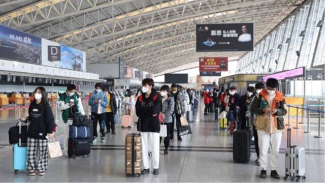 放假回家！西安咸阳机场首架学生回家包机启航