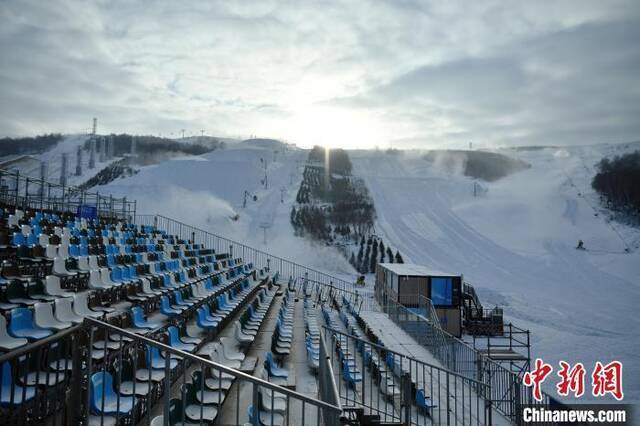 张家口赛区云顶滑雪公园观众席和部分赛道。翟羽佳摄