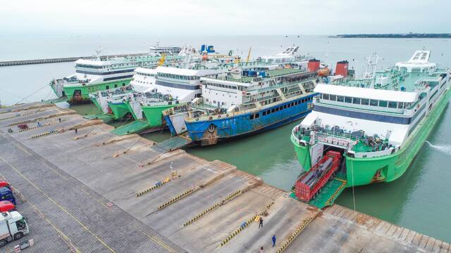 琼州海峡客滚船运输迎春运 港口实行24小时全天候作业