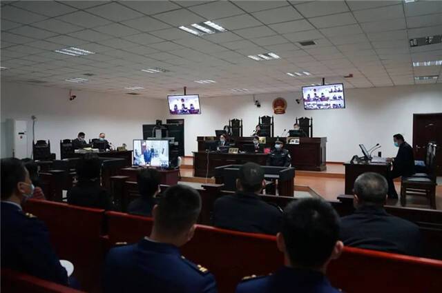 吐鲁番市直单位负责人参加公开开庭审理，公职人员接受警示教育。（董超群摄）
