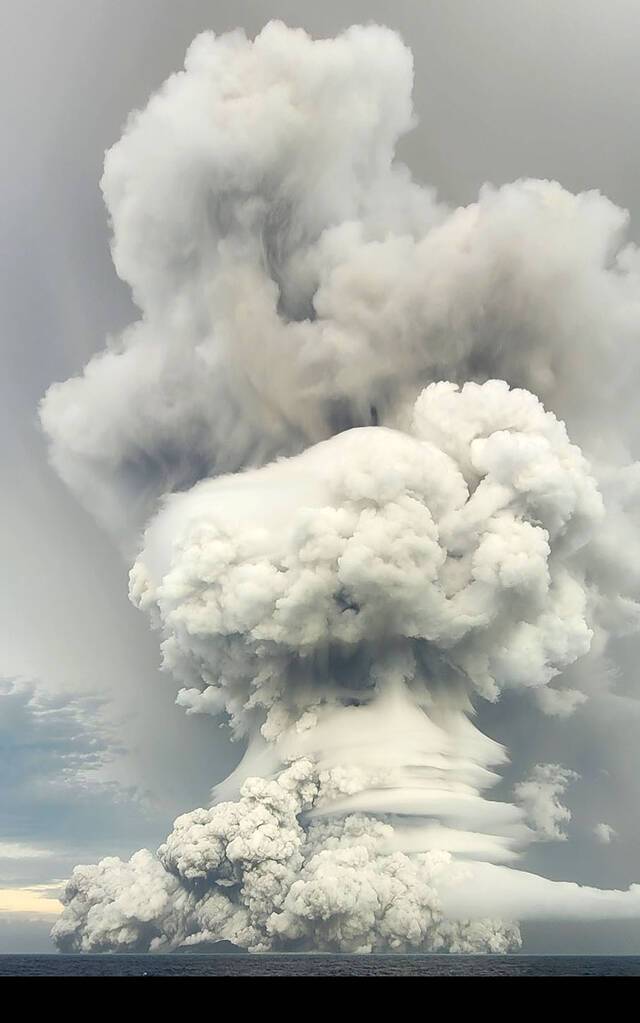 1月14日下午5点14分，火山喷发。 Taaniela Kula_ TGS图
