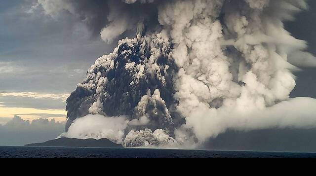 汤加火山喷发致电缆切断，国王召集全国军人展开自救