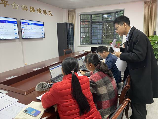图为柳州市纪委监委开展检举举报平台现场模拟实操演练。