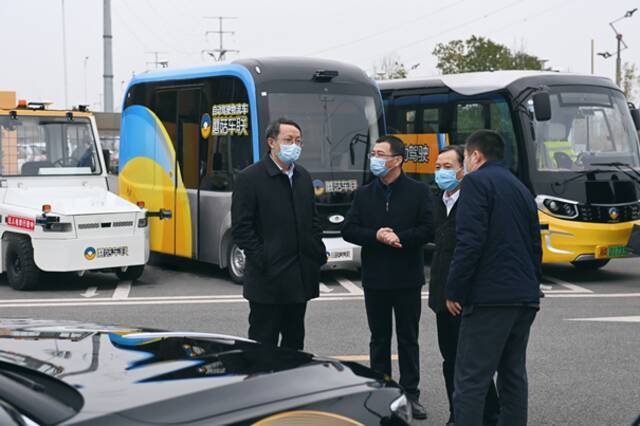 （李克强院士与蘑菇车联副总裁邓志伟现场交流，左一李克强院士，左二邓志伟）