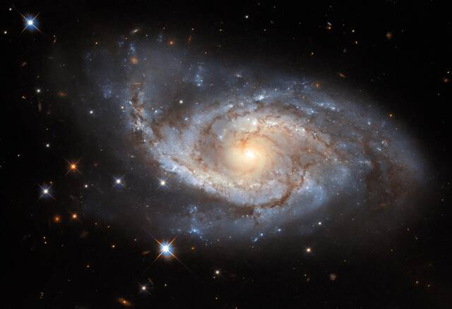 哈勃太空望远镜拍摄的船帆座螺旋星系NGC 3318