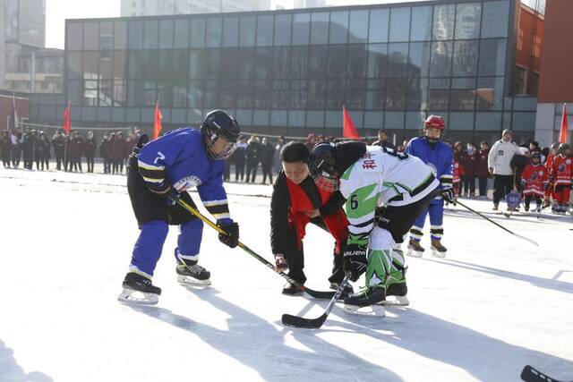 沈阳市和平区“冰雪运动进校园·乐享健康迎冬奥”冰雪嘉年华主题活动现场。（受访单位供图）