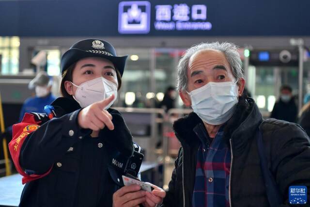 1月17日，太原南车站派出所民警在引导旅客进站候车。新华社记者曹阳摄