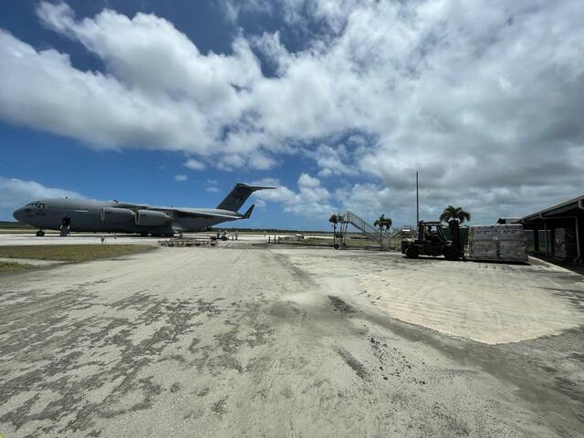 △20日，澳大利亚一架空军运输机抵达汤加努库阿洛法国际机场。