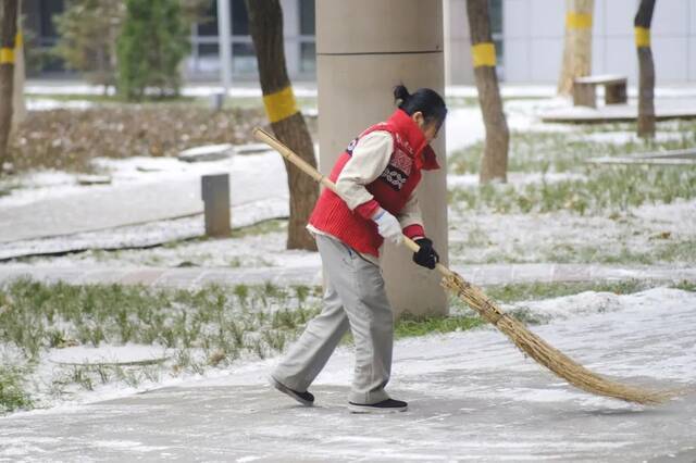 还҈！在҈！下҈！ 2022，北航第一场雪，美到屏住呼吸！