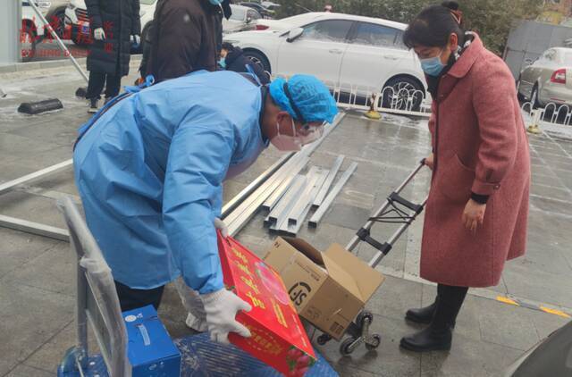 快递架、小堆车，北京海淀封控小区风雪中“接力”运送物资忙
