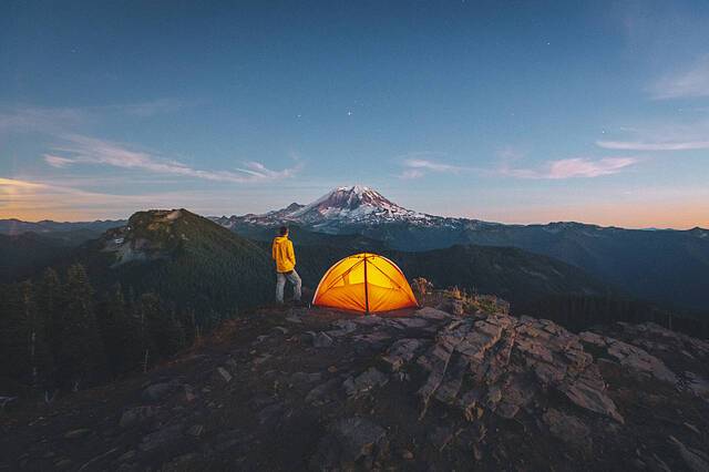 雷尼尔火山位于雷尼尔山国家公园内，是户外运动爱好者的打卡地。