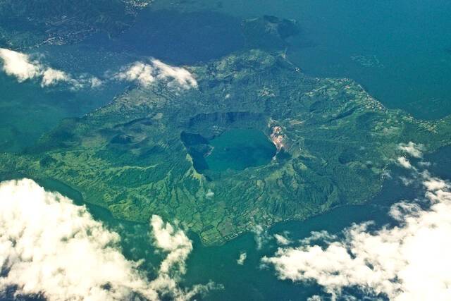 鸟瞰菲律宾塔阿尔火山