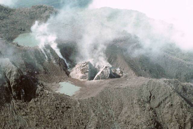 俯瞰云仙岳火山口