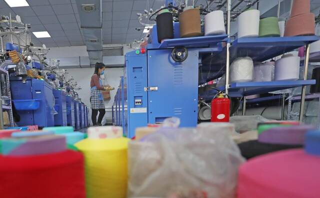2020年1月7日，在小北河镇富程针织厂，工人在生产袜子。新华社记者杨青摄