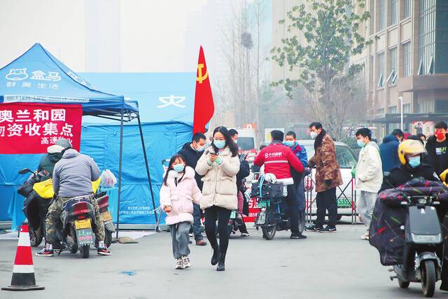 奥兰和园小区的居民有序走出小区。（记者王延辉摄）