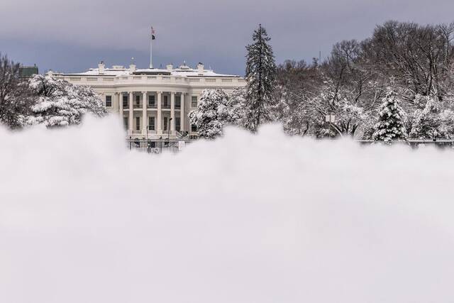 这是1月3日在美国首都华盛顿拍摄的雪后的白宫。新华社发（阿伦摄）