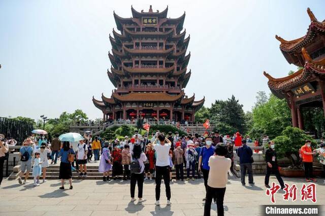 资料图：图为武汉黄鹤楼景区迎来众多游客张畅摄