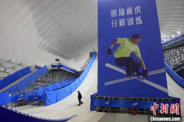 运动员在南京旱雪馆内训练。泱波摄