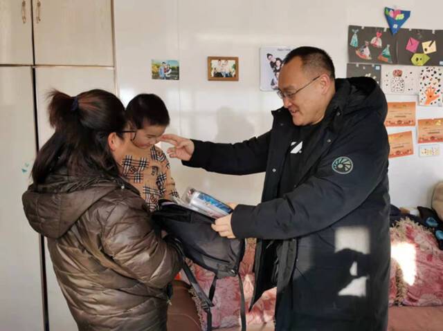 赵云走访对口帮扶村,并给孩子送去学习用品。