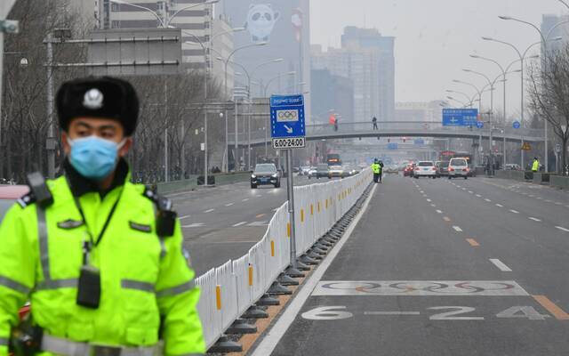 今天9时，交警在中关村南大街的奥林匹克专用车道疏导交通。新京报记者王贵彬摄