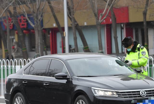 民警对违法车辆进行现场警告。新京报记者王贵彬摄