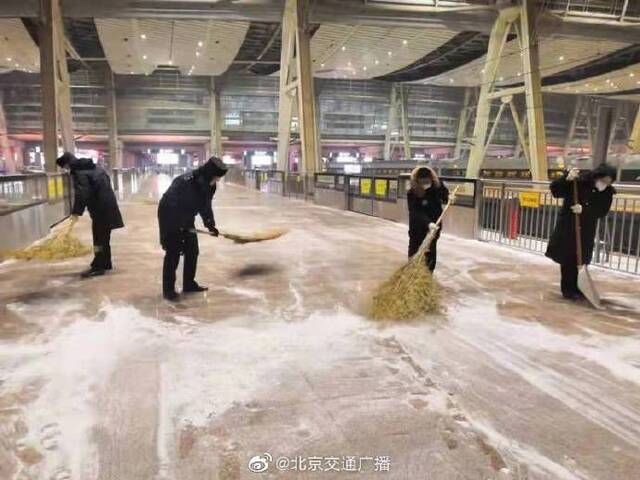 受持续降雪影响，北京南站京沪高铁部分始发列车有不同程度晚点