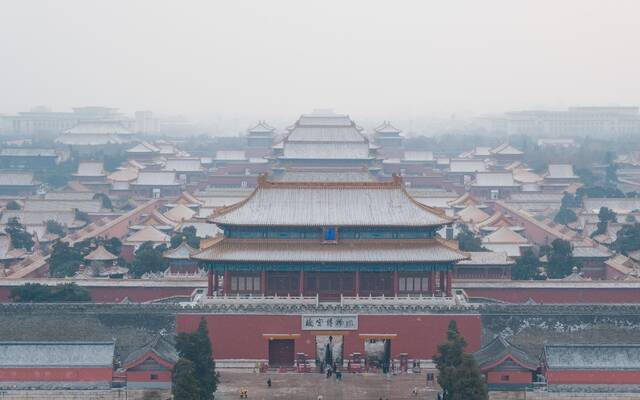 1月20日，北京迎来2022年初雪，从景山远眺京城雪景。图/IC photo