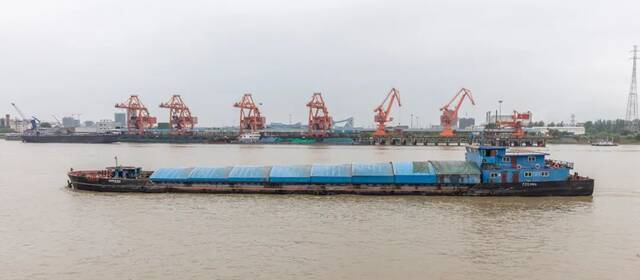 江西九江，货运船舶在长江水面上穿梭图源：视觉中国