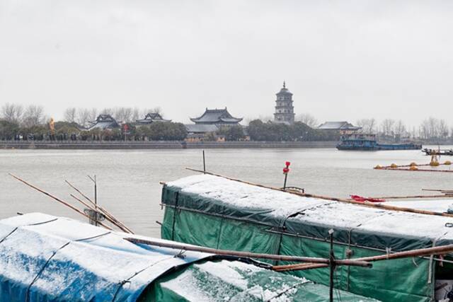 帘外雪初飘，翠幌香凝火未消。（江苏省高邮市纪委监委供刘春芬摄）