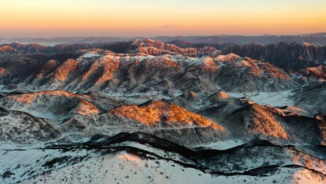 千里黄云白日曛，北风吹雁雪纷纷。（重庆市巫溪县纪委监委供田勃摄）