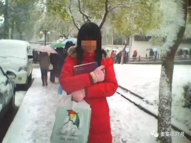 ▲2009年冬天，还没去深圳时，汤小甜在学校的留影。受访者供图